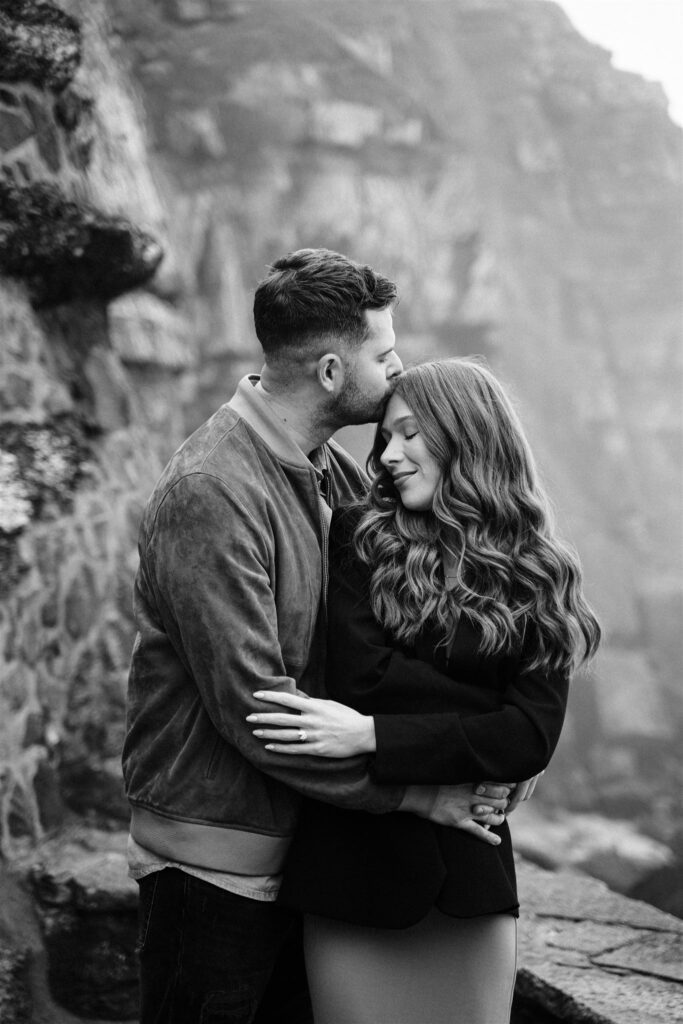 b&w photo of a couple in a romantic photoshoot by the atlantic coast of portugal