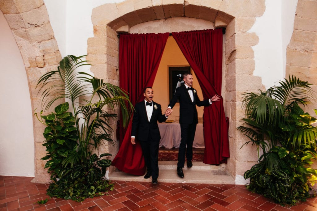 two grooms get into the dinner room on their wedding day